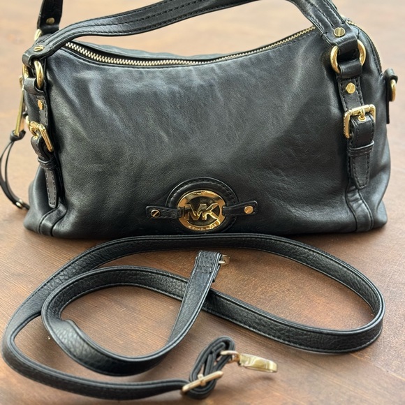 Michael Kors Black Leather Shoulder Bag With Gold Hardware. - Picture 11 of 12